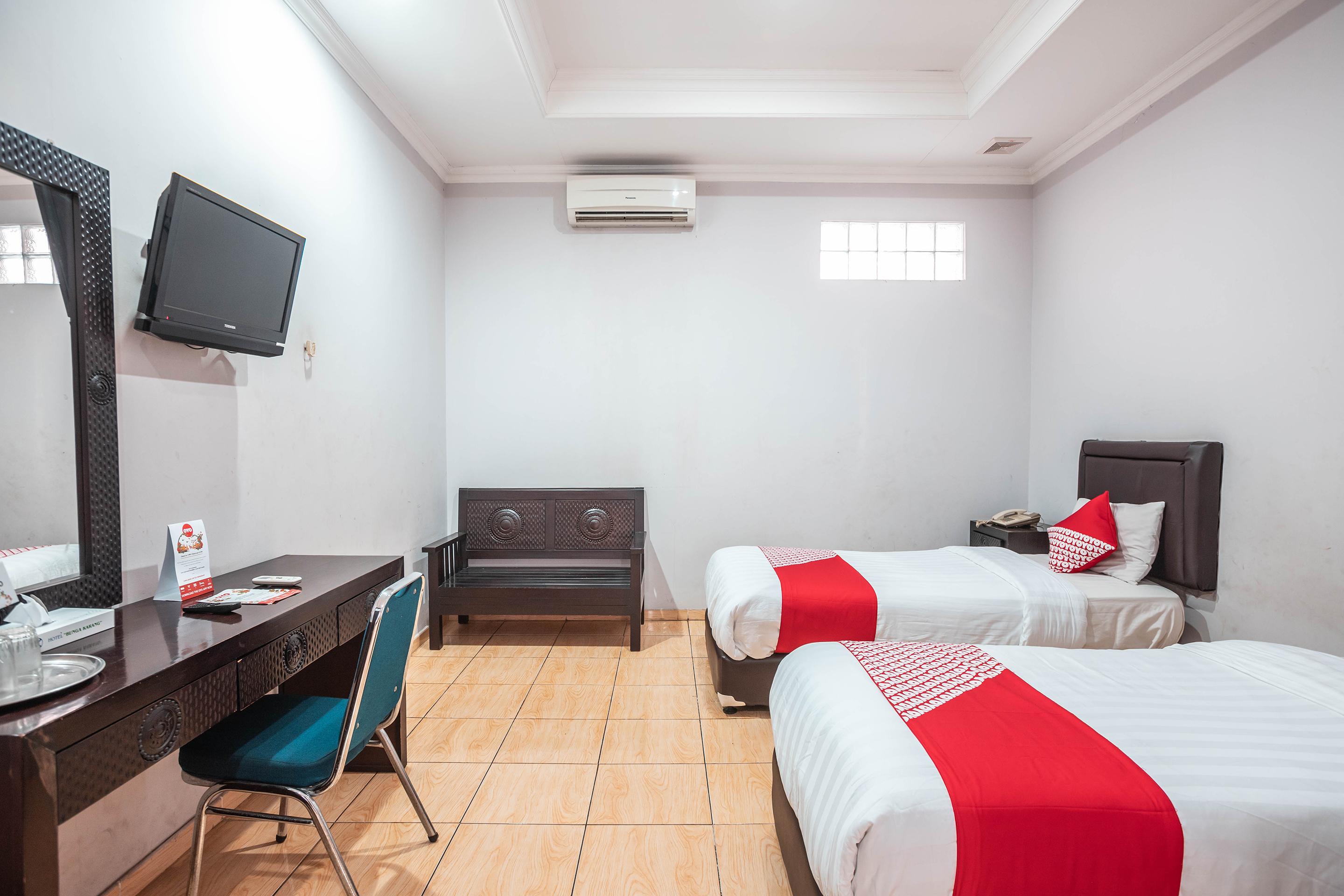 Super Oyo 686 Bunga Karang Hotel Bekasi Exterior photo